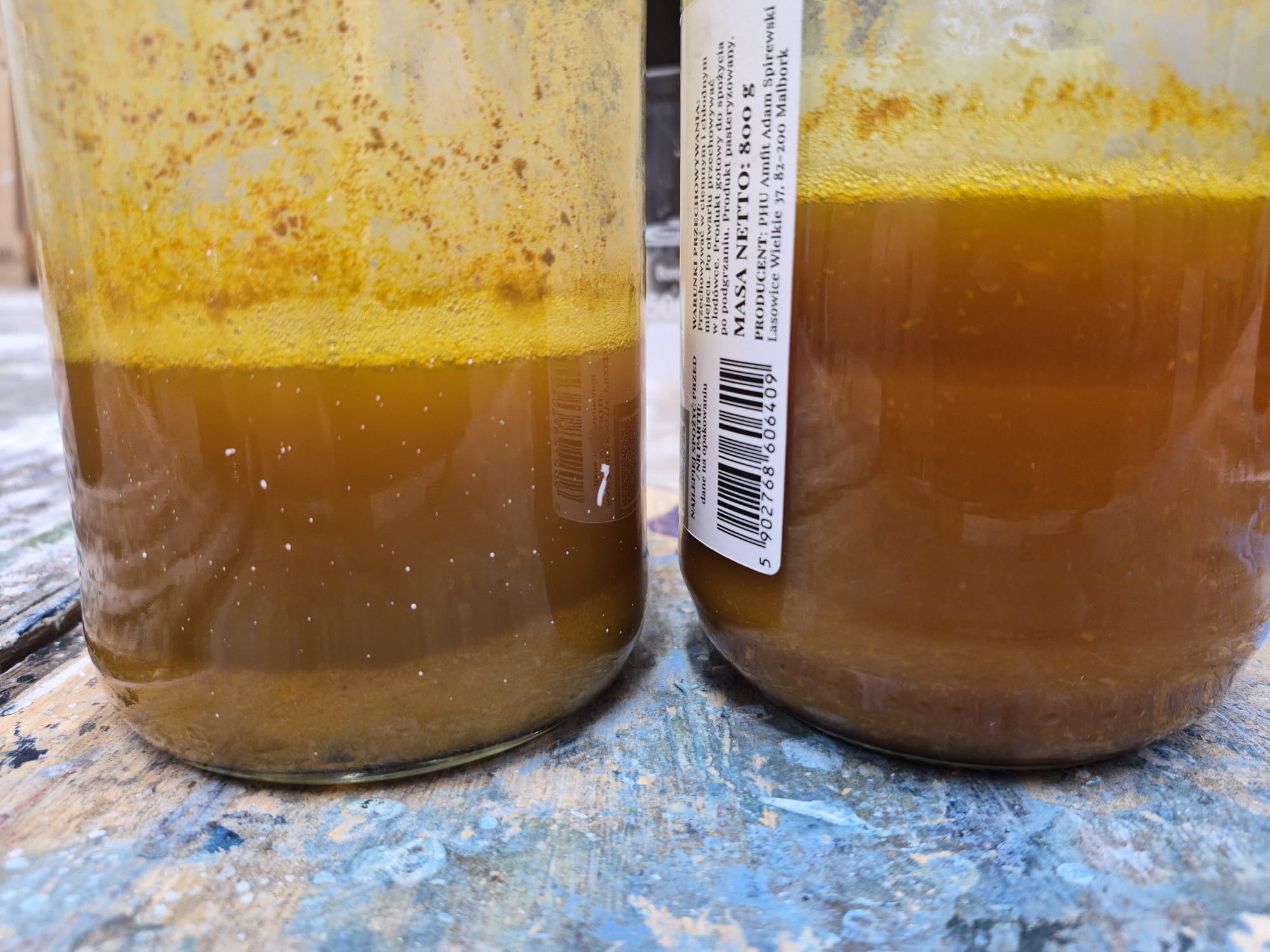 Pigment sedimentation in glass jars
